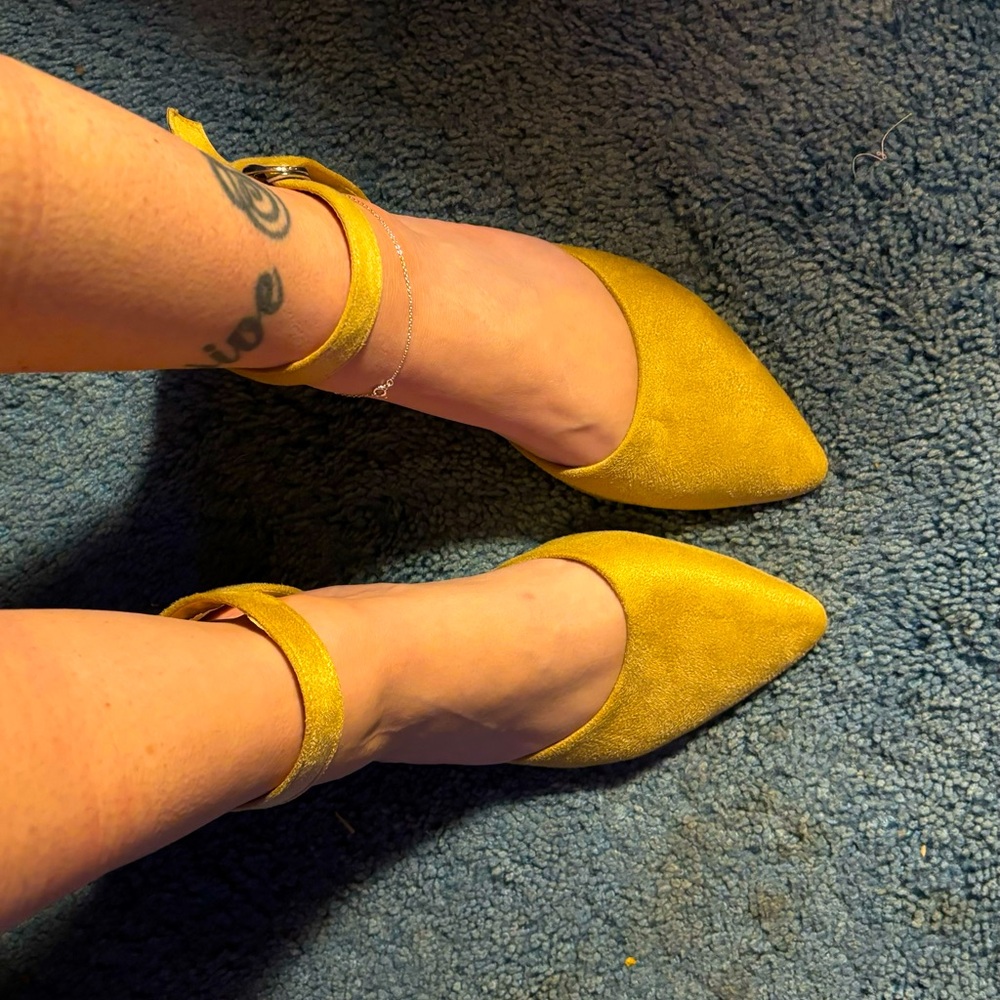 Tan suede pointy toe shoes with buckle closure. 2” chunky heel.